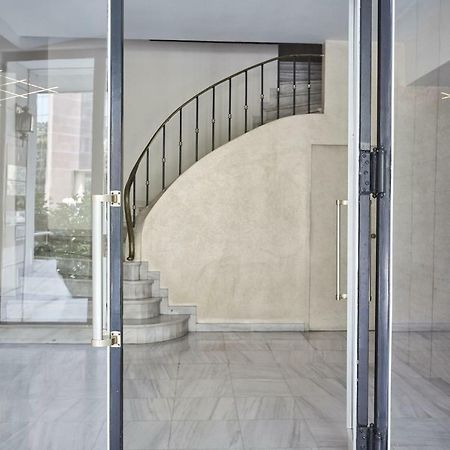 Chic One Bd Apartment With Hilton View Атина Екстериор снимка