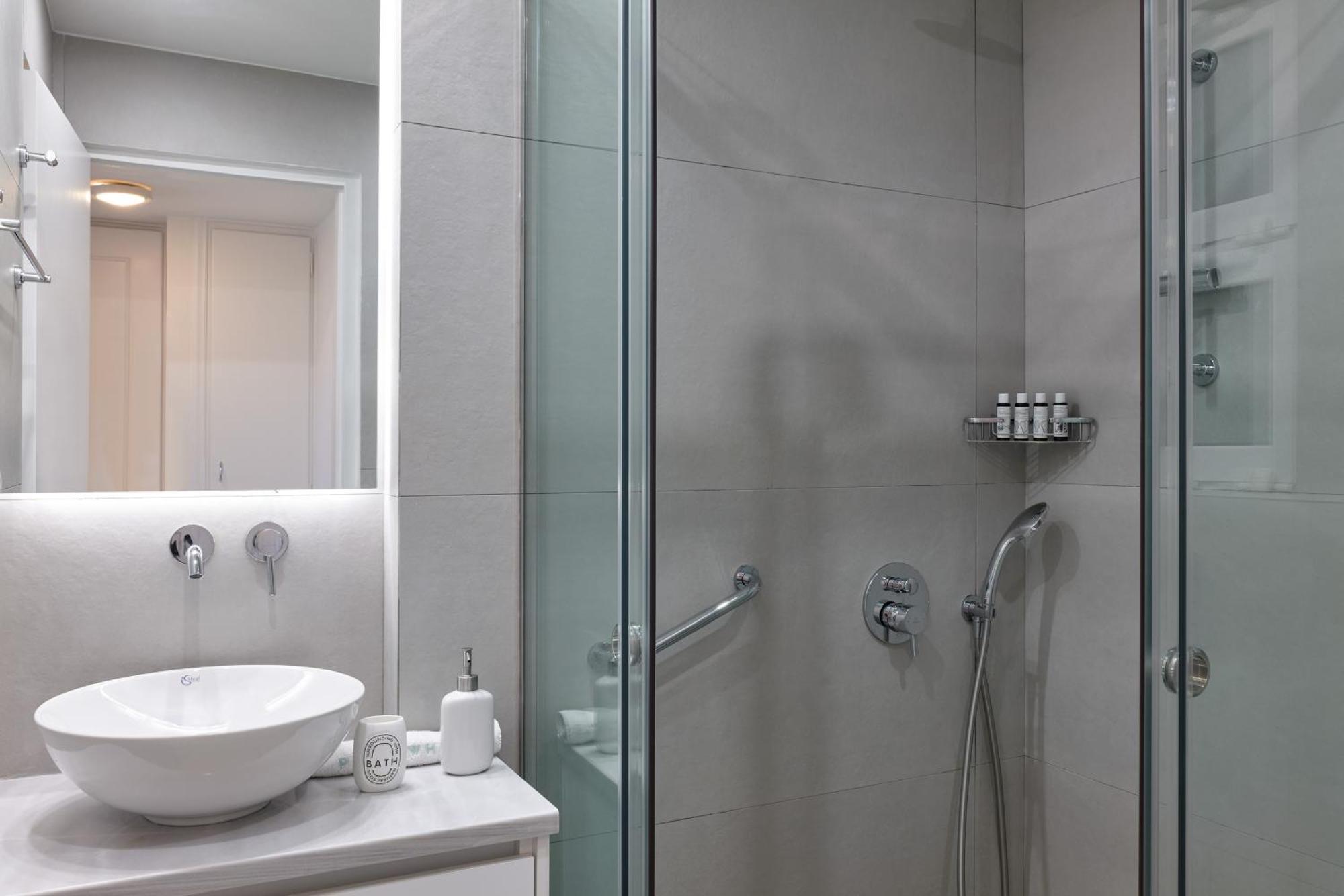 Chic One Bd Apartment With Hilton View Атина Екстериор снимка